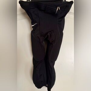 NIKE BOYS FOOTBALL PANTS WITH INTEGRATED PADS
SIZE BOYS MEDIUM